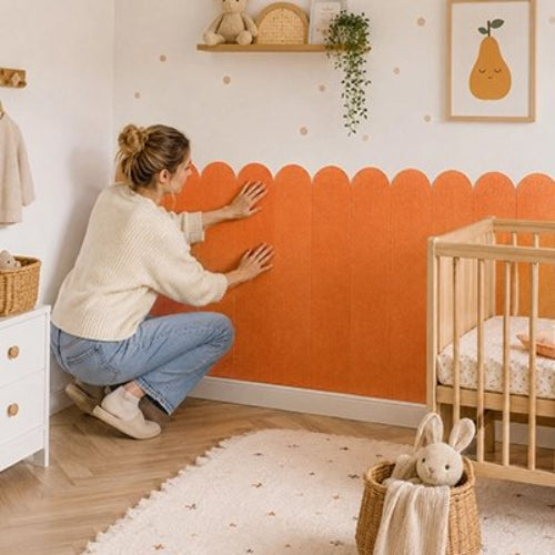 Sticker mural chambre bébé orange posé derrière le lit