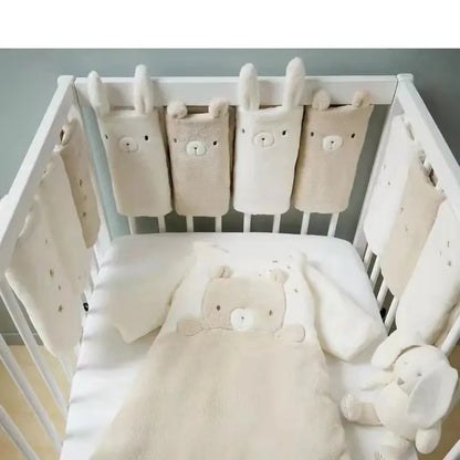 Tour de lit Lapin beige et blanc installé autour d’un lit à barreaux