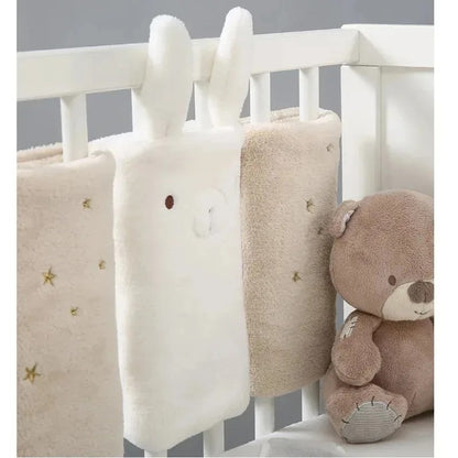Tour de lit beige un petit dètail de tissu 