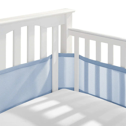 Tour de lit respirant bleu installé sur un lit bébé