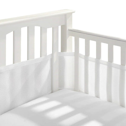 Tour de lit respirant en maille installée dans un lit bébé