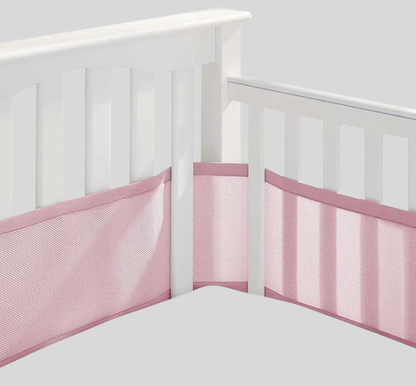 Tour de lit respirant rose installé dans un lit bébé blanc