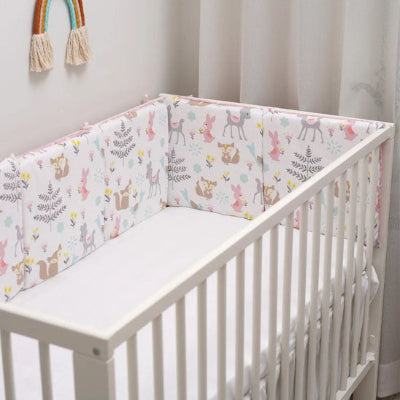 Tout de lit bébé rose motif de dessin animé

