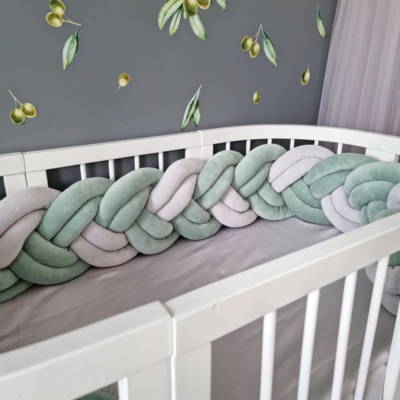 Un bout de tresse de lit bébé vert blanc