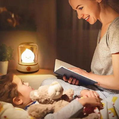 Veilleuse bébé rétro illuminant une scène de lecture tendre entre une mère et son fils avant le sommeil