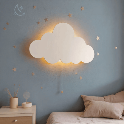 Veilleuse murale bébé nuage allumée, créant une ambiance douce et apaisante dans une chambre d’enfant
