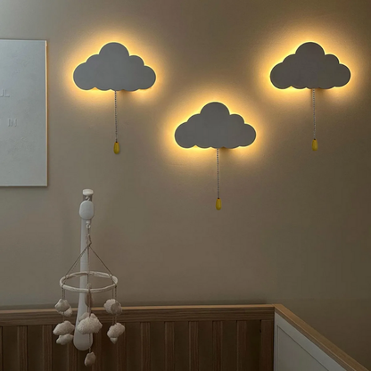 Veilleuses murales bébé nuage installées sur un mur, diffusant une lumière chaleureuse et décorative