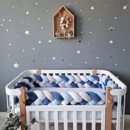 Bébé dans le lit avec tour de lit