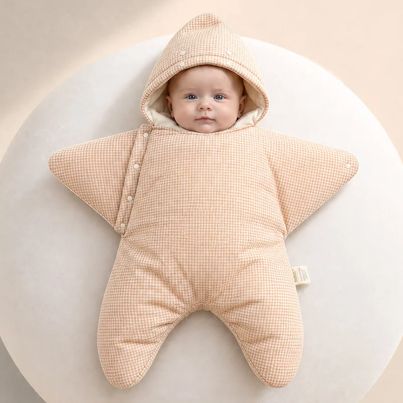 bébé dans son nid d'ange étoile vichy bras ouverts