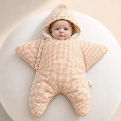 bébé dans son nid d'ange étoile vichy bras ouverts