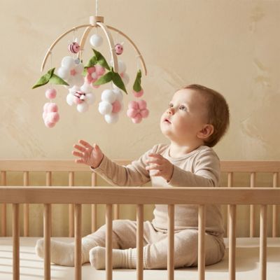 bébé regardant un mobile musical bébé fille au-dessus du lit