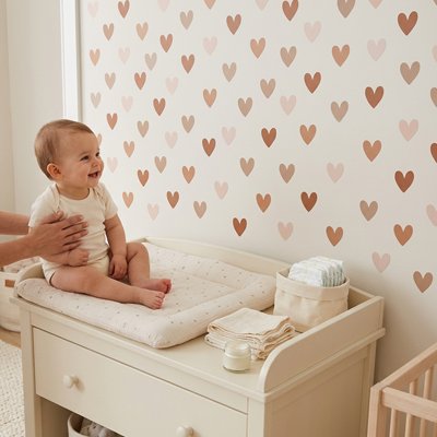 Bébé assis près de Stickers muraux petits cœurs 