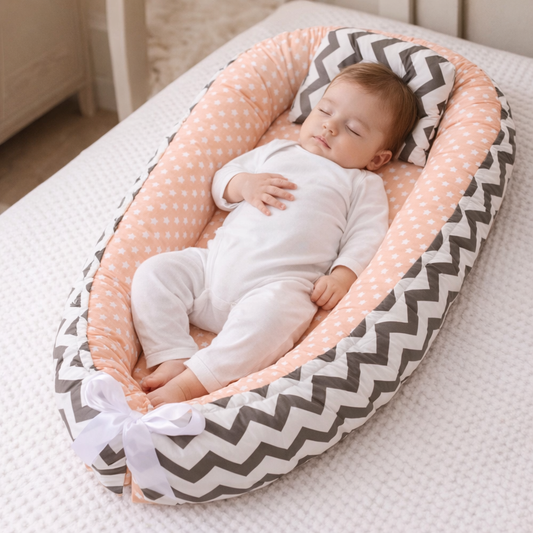 bebe-dort-dans-un-reducteur-de-lit-evolutif-rose-gris
