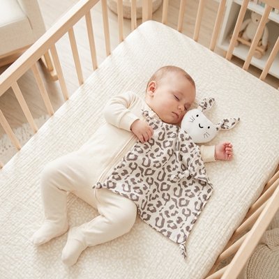 bebe endormi tenant doudou bebe leopard