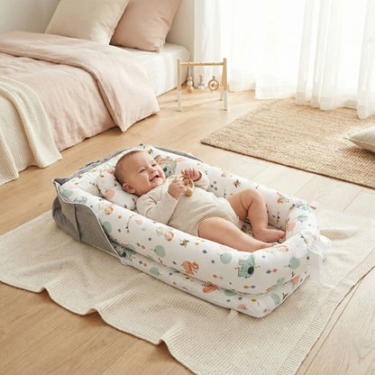 Bébé veille jouant dans un cocon lit bebe confortable