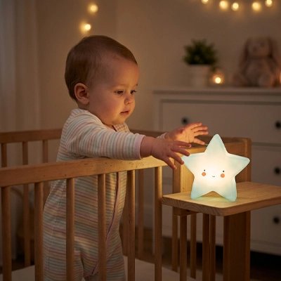 Bébé jouant avec un veilleuse bébé bleu 