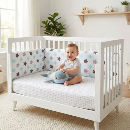 bebe-jouant-dans-son-lit-avec-tour-de-lit-bebe-garcon-etoile