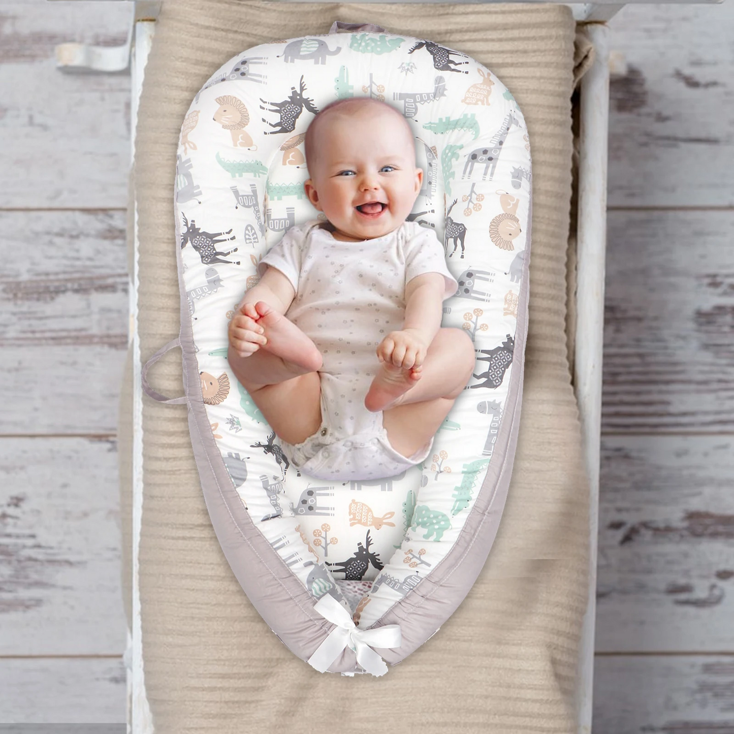 bebe-jouant-dans-un-reducteur-de-lit-respirant-detachable