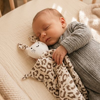 bebe qui dort avec doudou bebe leopard