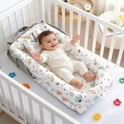 Bébé rigolant dans son cocon lit bebe motif animal