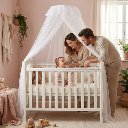 bebe-souriant-dans-lit-avec-moustiquaire-et-parents-heureux