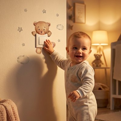 Bébé souriant pointant du doigt des stickers muraux enfant sur le mur de sa chambre.
