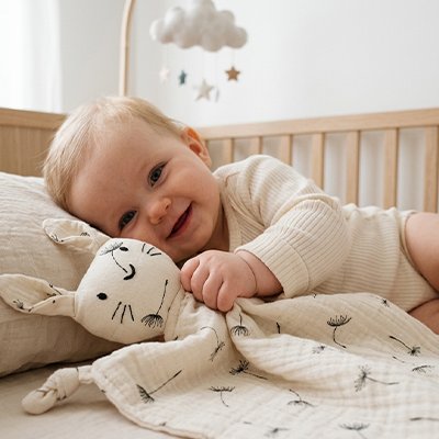 bebe tenant doudou lapin format plat carre