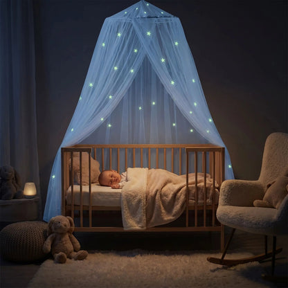 ciel de lit moustiquaire bleu étoilé au-dessus d'un lit de bébé