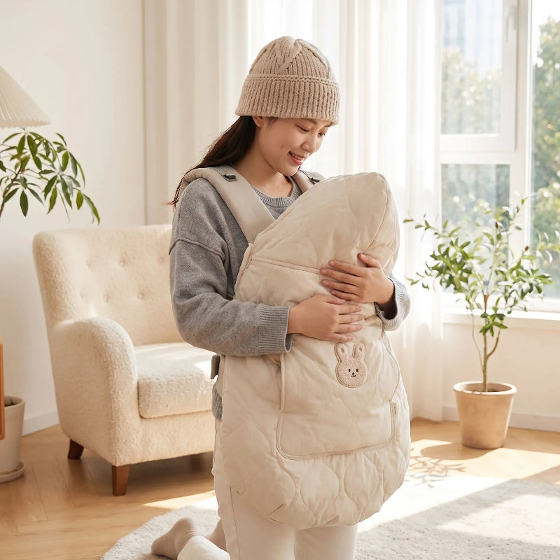 couverture de portage beige sur porte-bébé avec maman