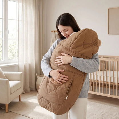 couverture de portage marron avec capuche portée par maman