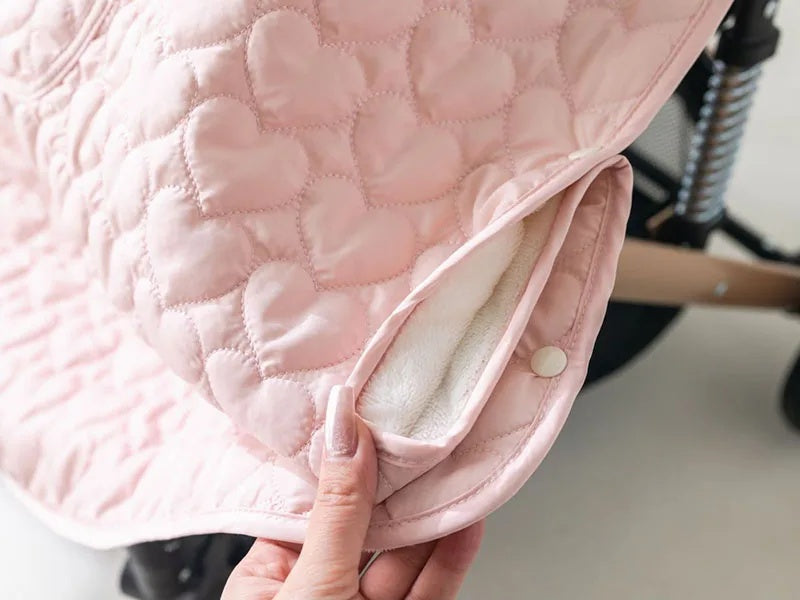 couverture de portage rose matelassage en cœurs