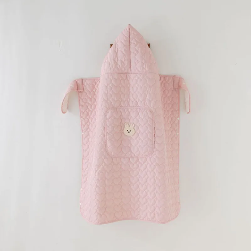 couverture de portage rose posées à plat