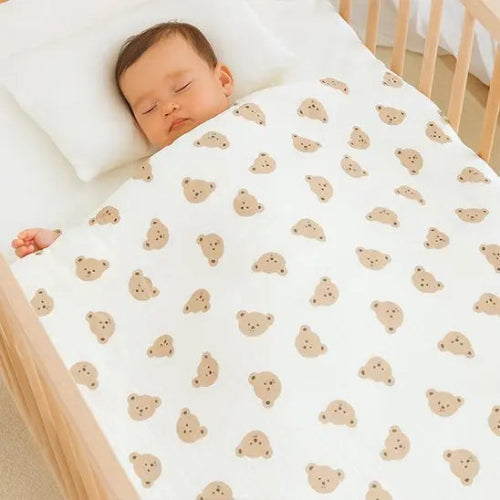 couverture mousseline bébé motif cœurs dans lit en bois