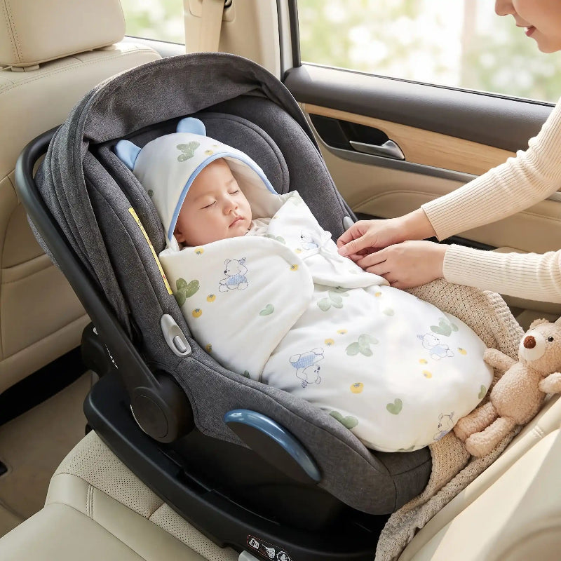 couverture nomade bébé coton posée sur bébé dans son cosy