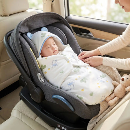 couverture nomade bébé coton posée sur bébé dans son cosy