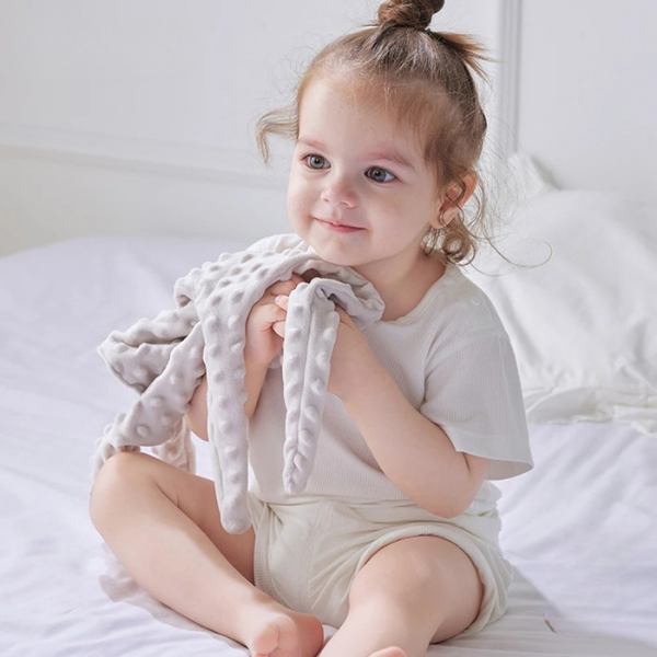 fillette-tenant-un-doudou-plat-compagnon-tendre