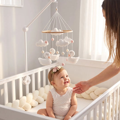 Mobile bébé cygne en feutre fait main – Blanc