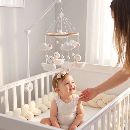 Mobile bébé cygne en feutre fait main – Blanc
