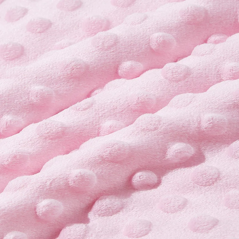 Couverture polaire pour bébé rose, détail des bulles en relief