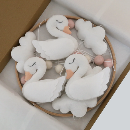 Mobile bébé cygne en feutre fait main – Blanc
