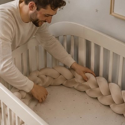 Installation d'une tresse de lit bébé protectrice 