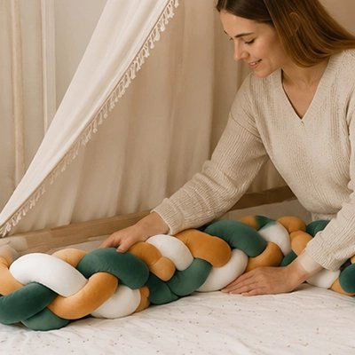 Maman près d'un berceau avec tresse de lit 2m