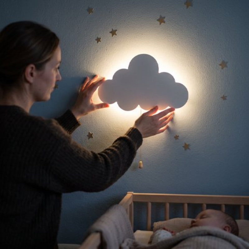 maman installe la veilleuse nuage au mur