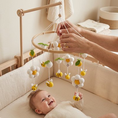 Mobile bébé avec fleurs blanches à cœur jaune
