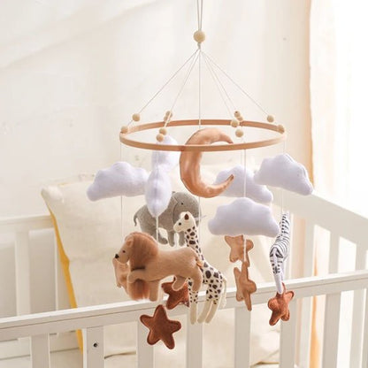 Mobile bebe en bois avec figurines suspendues dans chambre