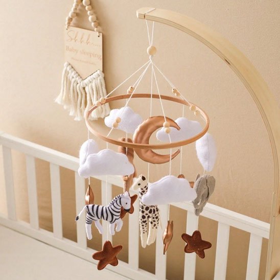 Mobile bebe installe sur support stable en bois