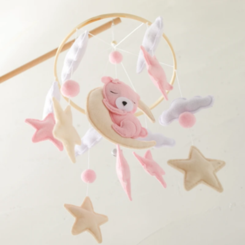 Mobile lit bébé fille, détail des formes en feutre : ours, nuages, étoiles