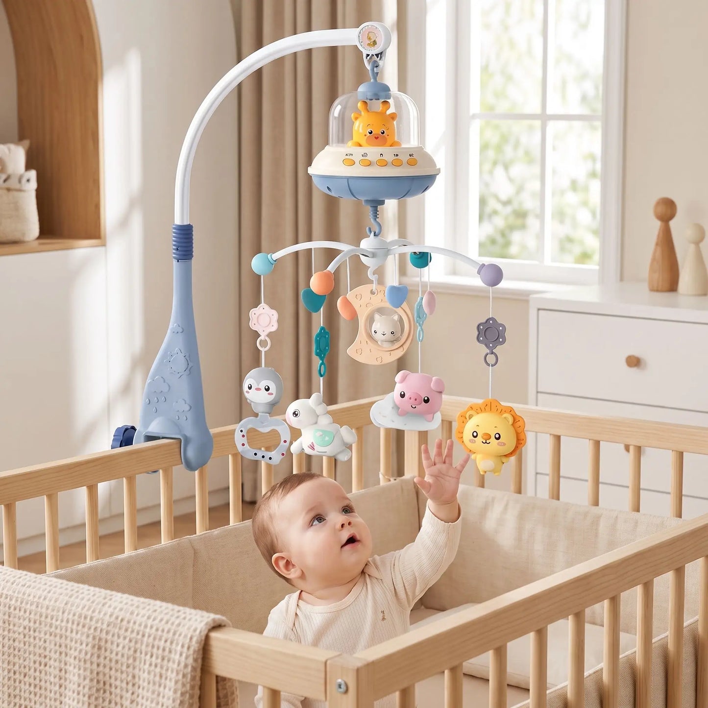 Bébé touche son mobile musicale bebe suspendu