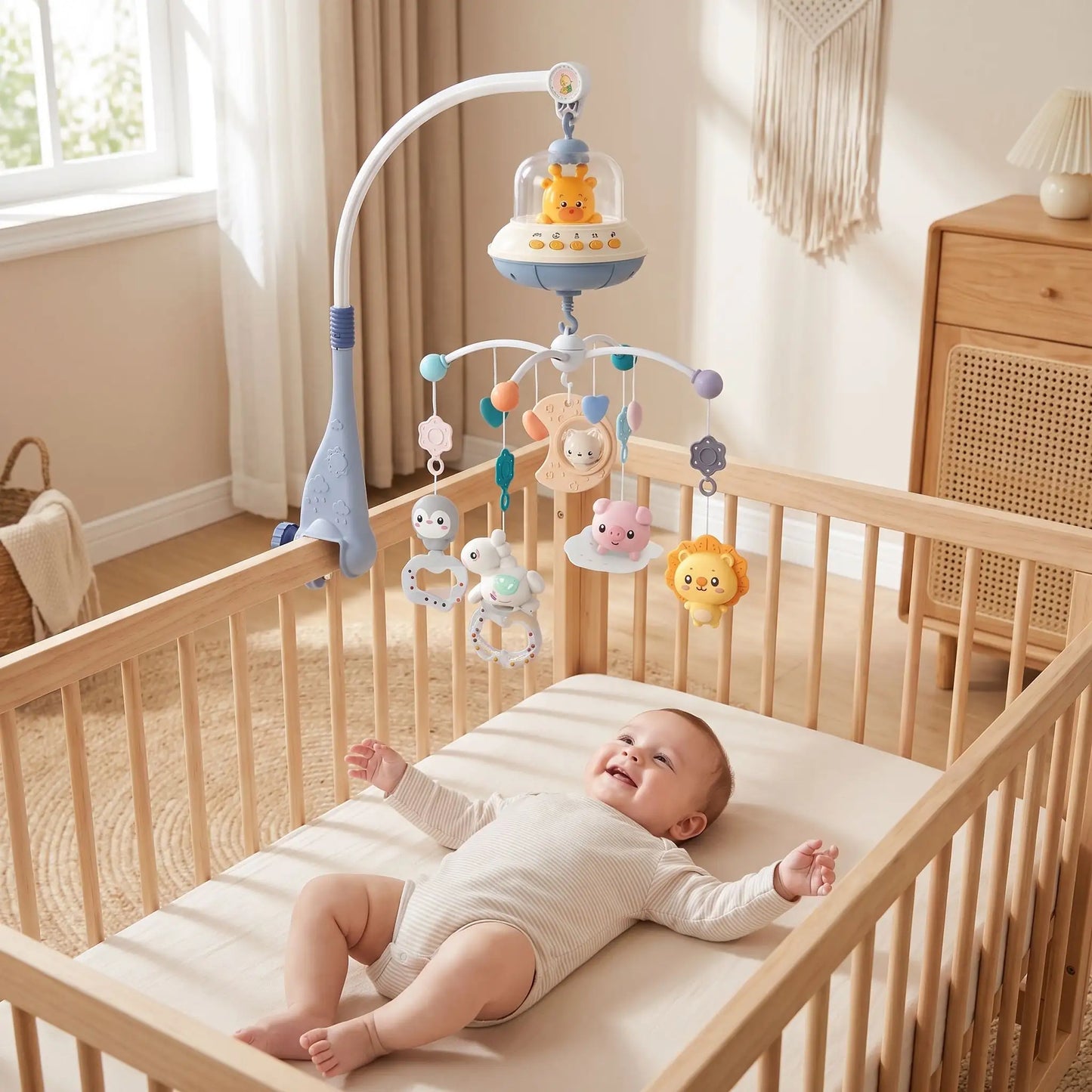 Bébé sourit sous mobile musical