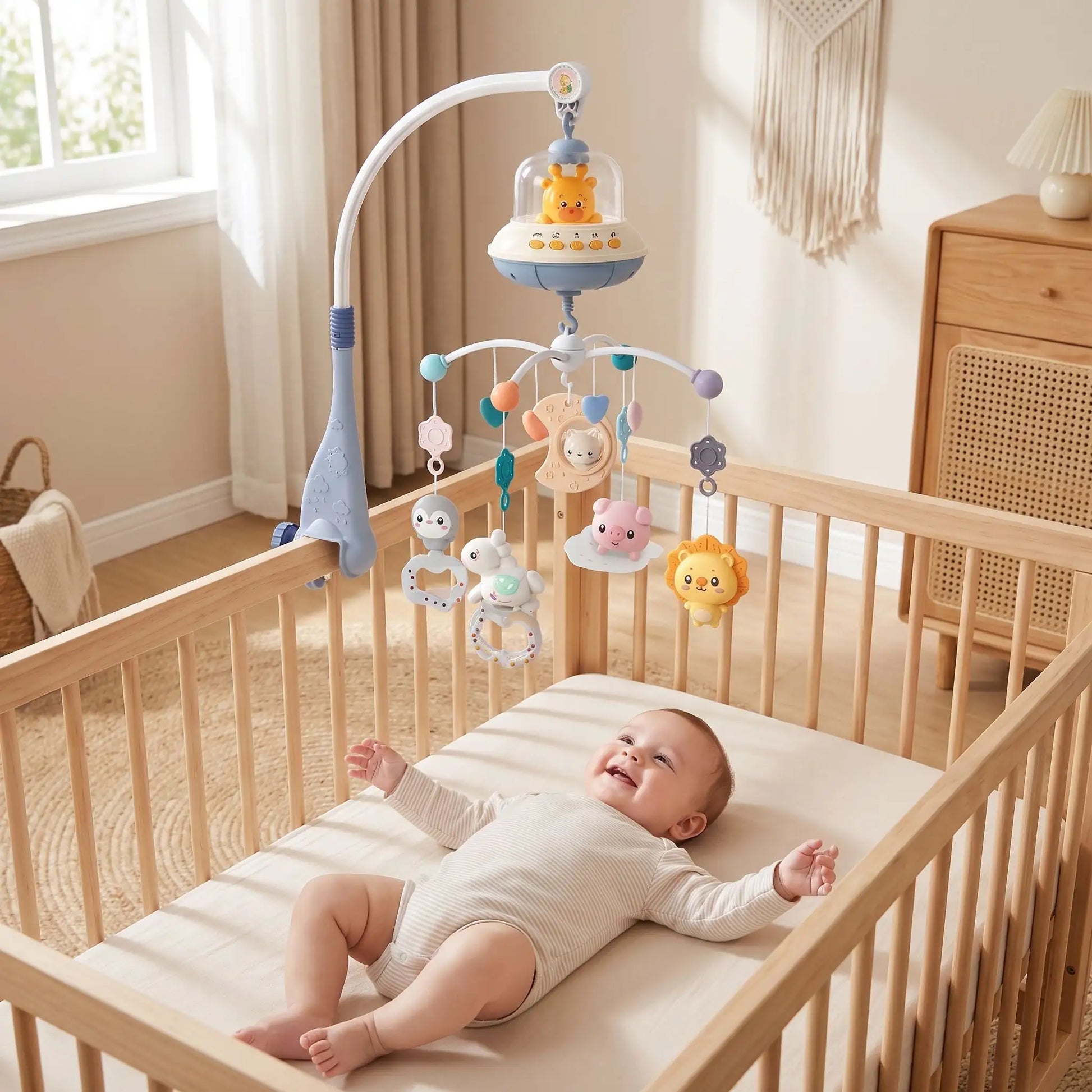 Bébé sourit sous mobile musical